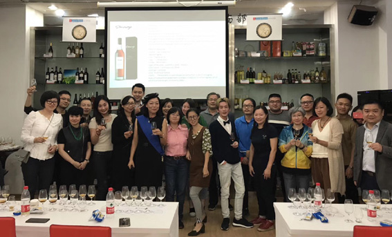 Sophie Liu, et les étudiants du cours Dégustation d'armagnac à Shangaï