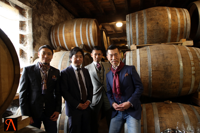 Yasutaka Nakamori, Tsuyoshi Kitakaji, Makoto Kikuchi et Junya Honma dans le chai des Armagnacs Delord