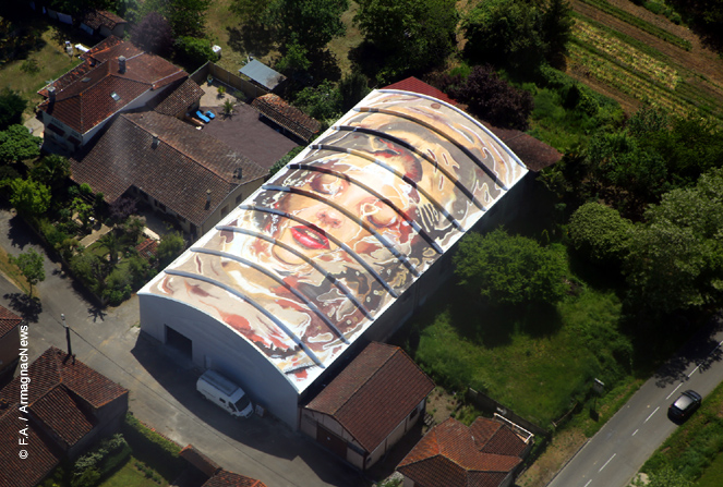 L'œuvre monumentale de Sun Seï, Mth Plume et Mg La Bomba sur les toits de l'entreprise Armagnac Delord à Lannepax 